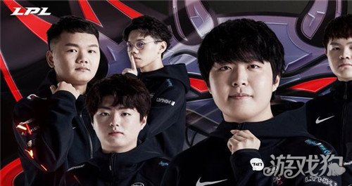 约基奇小范抢球引热议！约老师解释没抢过原因：快船替补席不该拿走球