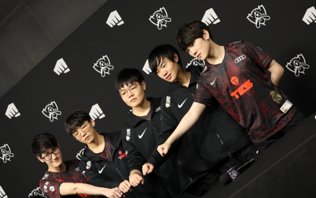 抱有极高的 抱有极高的